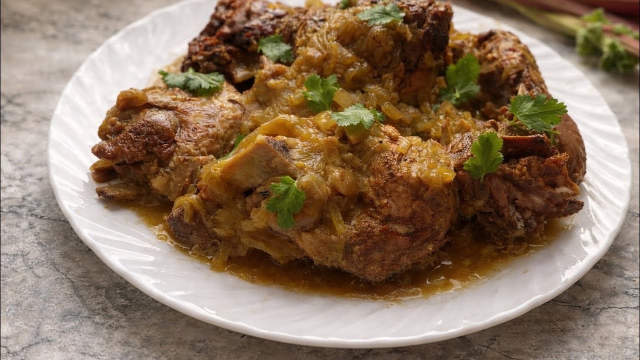 Golden onions and tender lamb… a simple yet incredibly delicious dish! 🍲 عطر پیاز طلایی و گوشت نرم