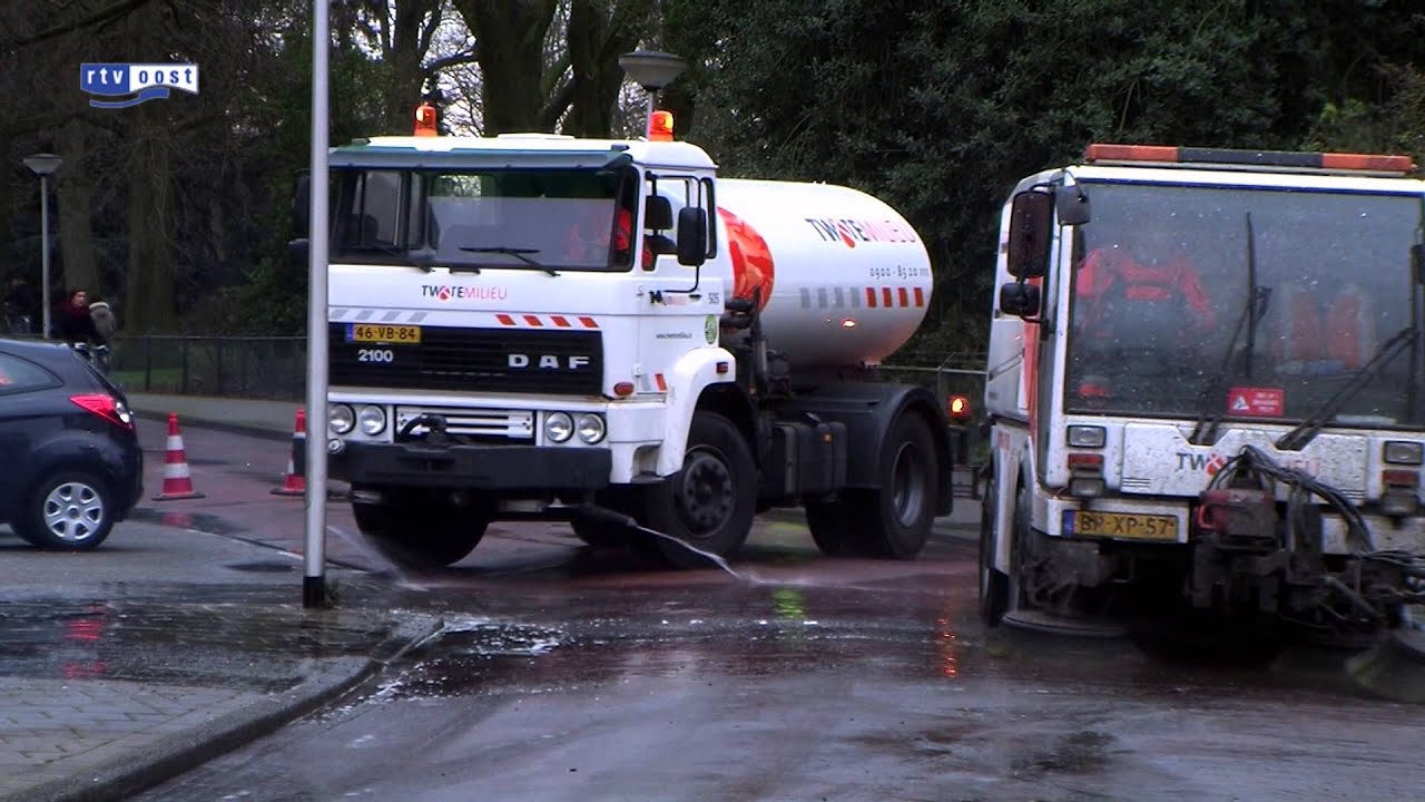 Straat onder verf door mislukte poging tot schilderen zebrapad in Enschede