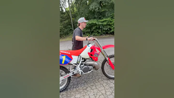Firing Up a Clean 1993 CR250 2-stroke