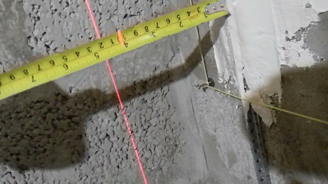 Подготовка стен к штукатурке. Клейка маяков по уровню