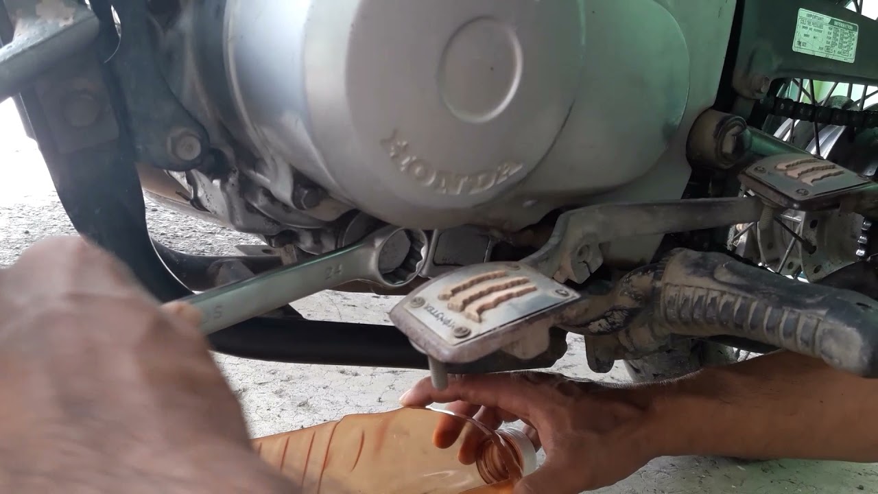 Paano mag change oil ng motor （HONDA TMX155） ｜ Manong Edwin