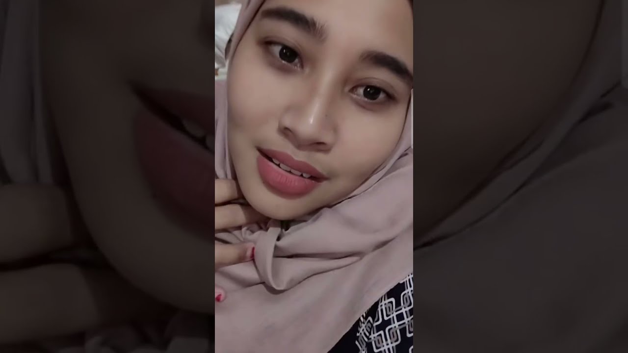 Pesona mama muda cantik bibir merah membuat lupa akan saegalanya