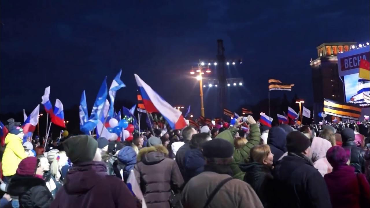 Концерт в москве посвященный крыму. Концерт в горах. Флешмоб на Воробьевых горах. Карнавал на Воробьевых горах. Флаг на концерте.