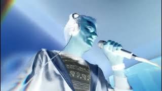 Tony O'Dee sings
