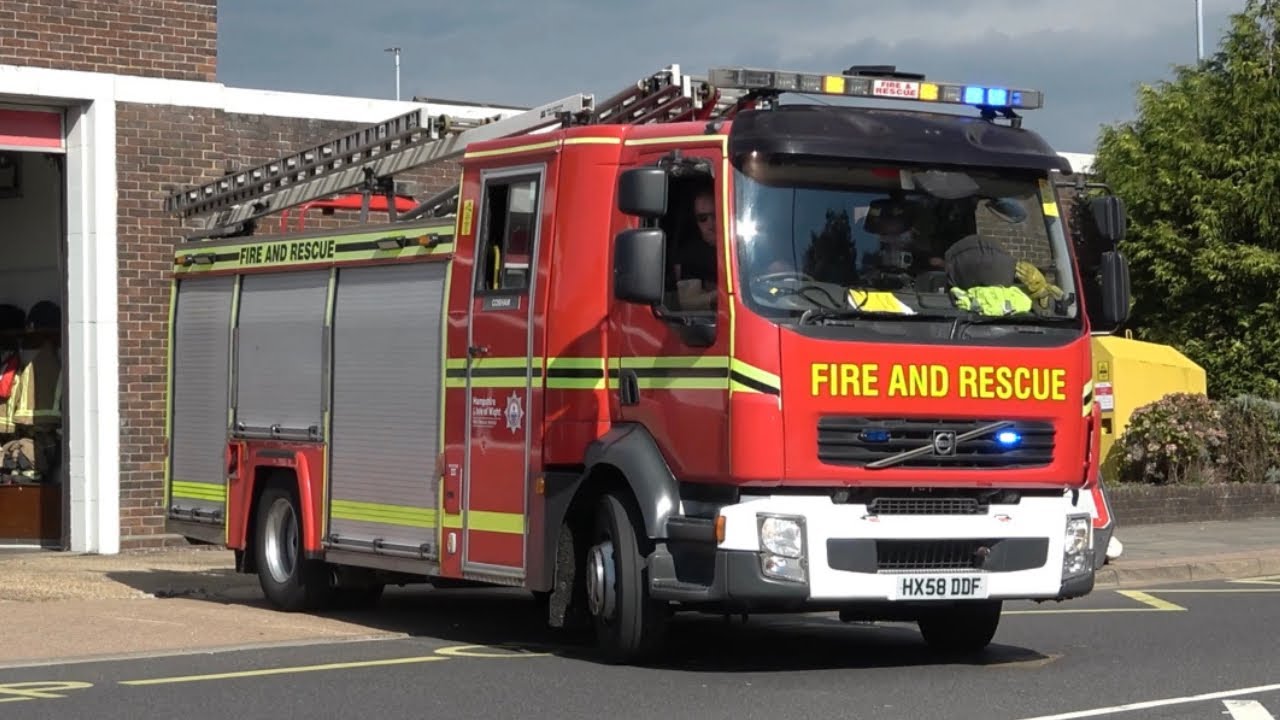 HIOWFRS JH23P1 (Cosham) turning out using blue lights and sirens YouTube