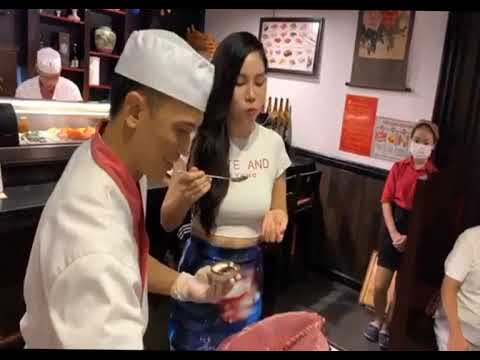 sushi bar hà nội 2022 Khách ăn trực tiếp cá ngừ file tại chỗ