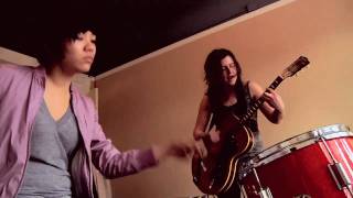 Miniatura del video "Thao and Mirah - We're So Sorry (Yours Truly Session)"