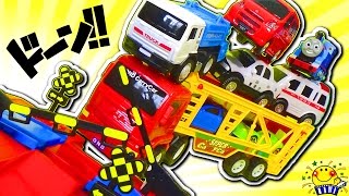 はたらくくるまと踏切が電車や交通事故からお助け★アンパンマンと働く車のヒーローショー！きかんしゃトーマス ピカチュウ 子供向け のりもの トミカ 救急車 郵便車 カーキャリア 機関車Car toys