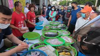 一個客人把剩下的鯊魚通通掃光光 台中市豐原中正公園  海鮮叫賣哥阿源  Taiwan seafood auction