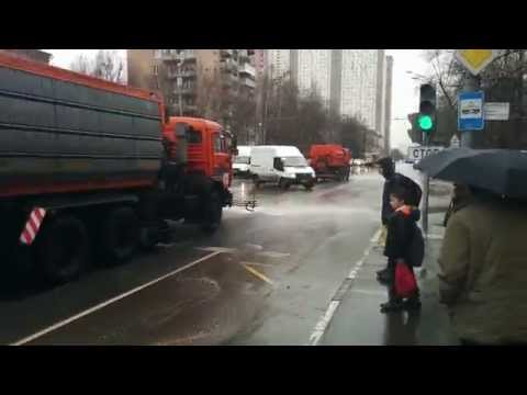 Как моют дороги в дождь в Москве?
