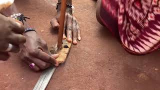 طريقة اشعال النار عند قبائل المساي باستخدم الخشبة المدورة و السكينة و بعد محاولات  ٦ دقايق، مانفعش