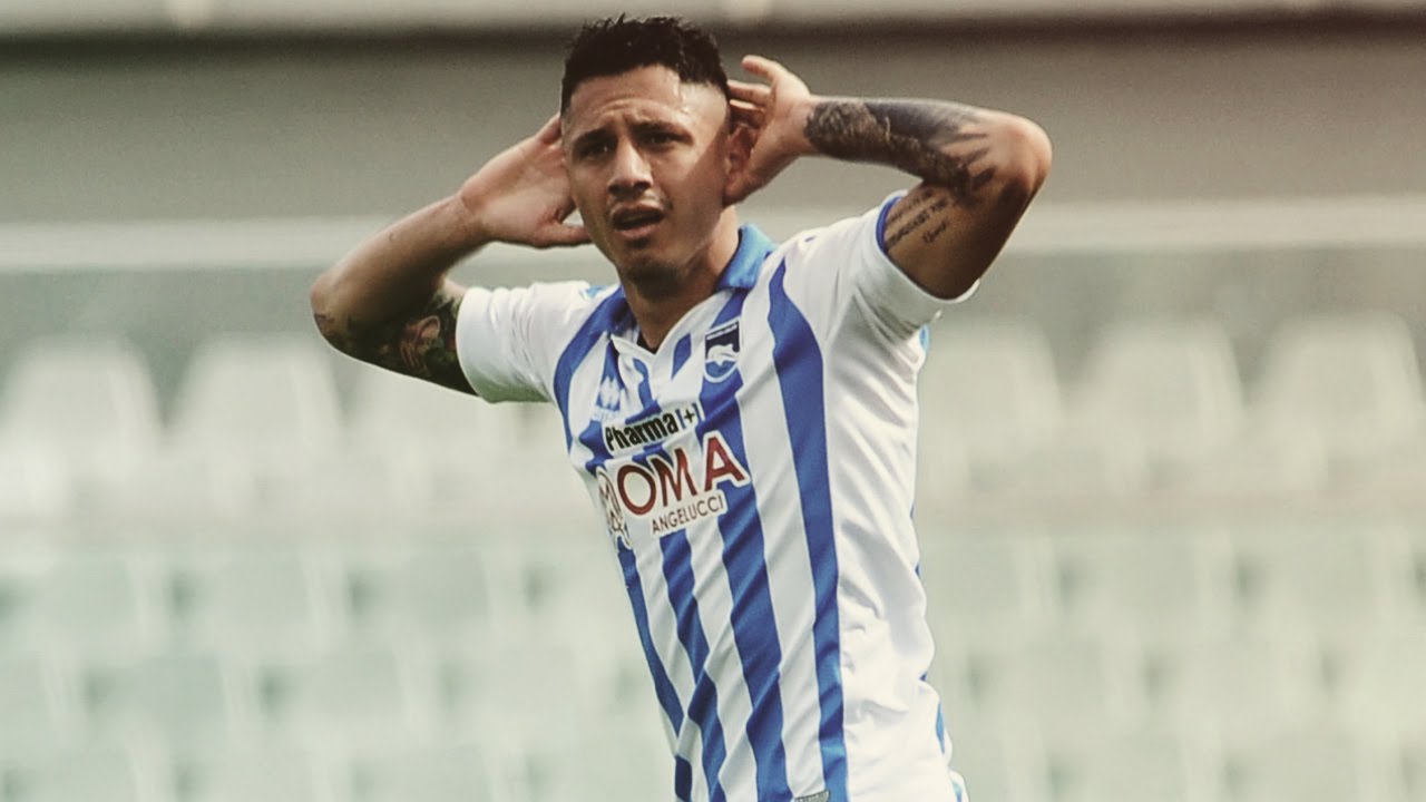 Gianluca Lapadula con camiseta de Pescara.