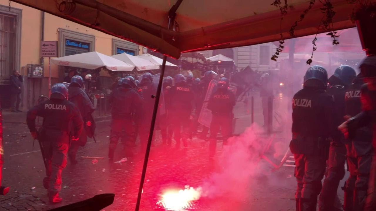 Napoli, scontri in pieno centro tra polizia e ultras dell'Eintracht