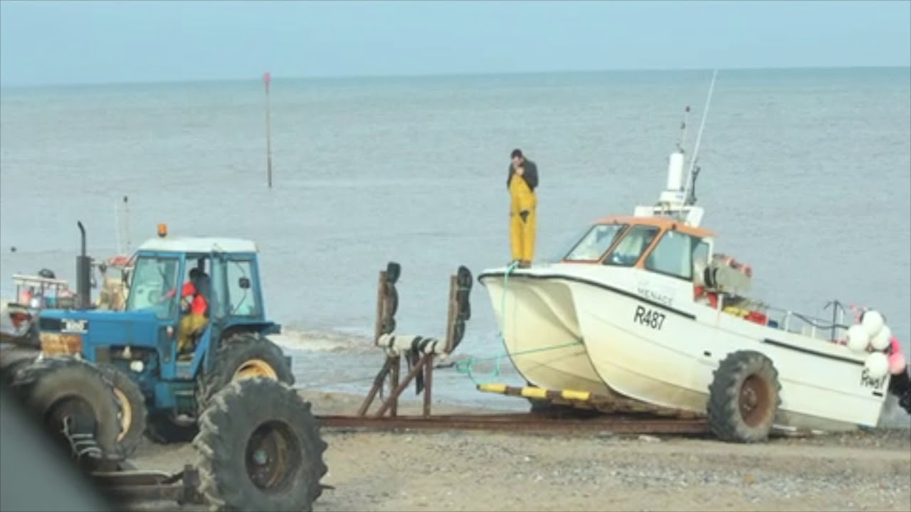 Hornsea sea and boats and fisher-folks / 300118 / 