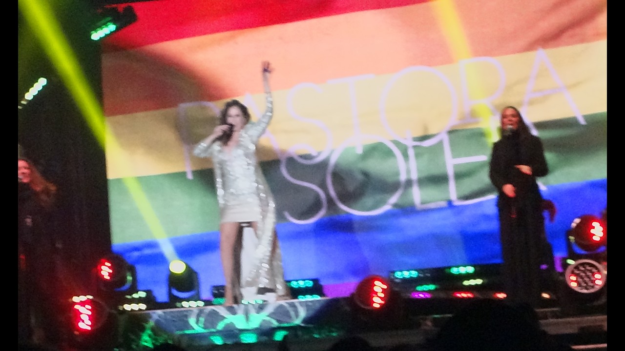 PASTORA SOLER, GIRA ROSAS Y ESPINAS 30 AÑOS, ALGUNOS FRAGMENTOS DEL GRAN CONCIERTO CADIZ CARNAVAL 26