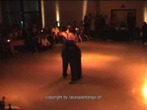 Marcelo Varela y Analia Vega bailando con el Tango Poema