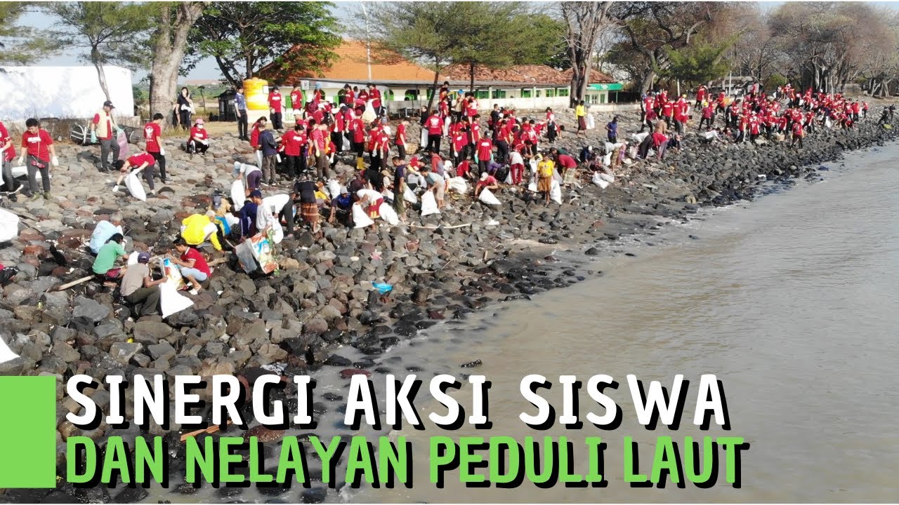 Siswa Sinlui Bersama Nelayan Bersihkan Pantai