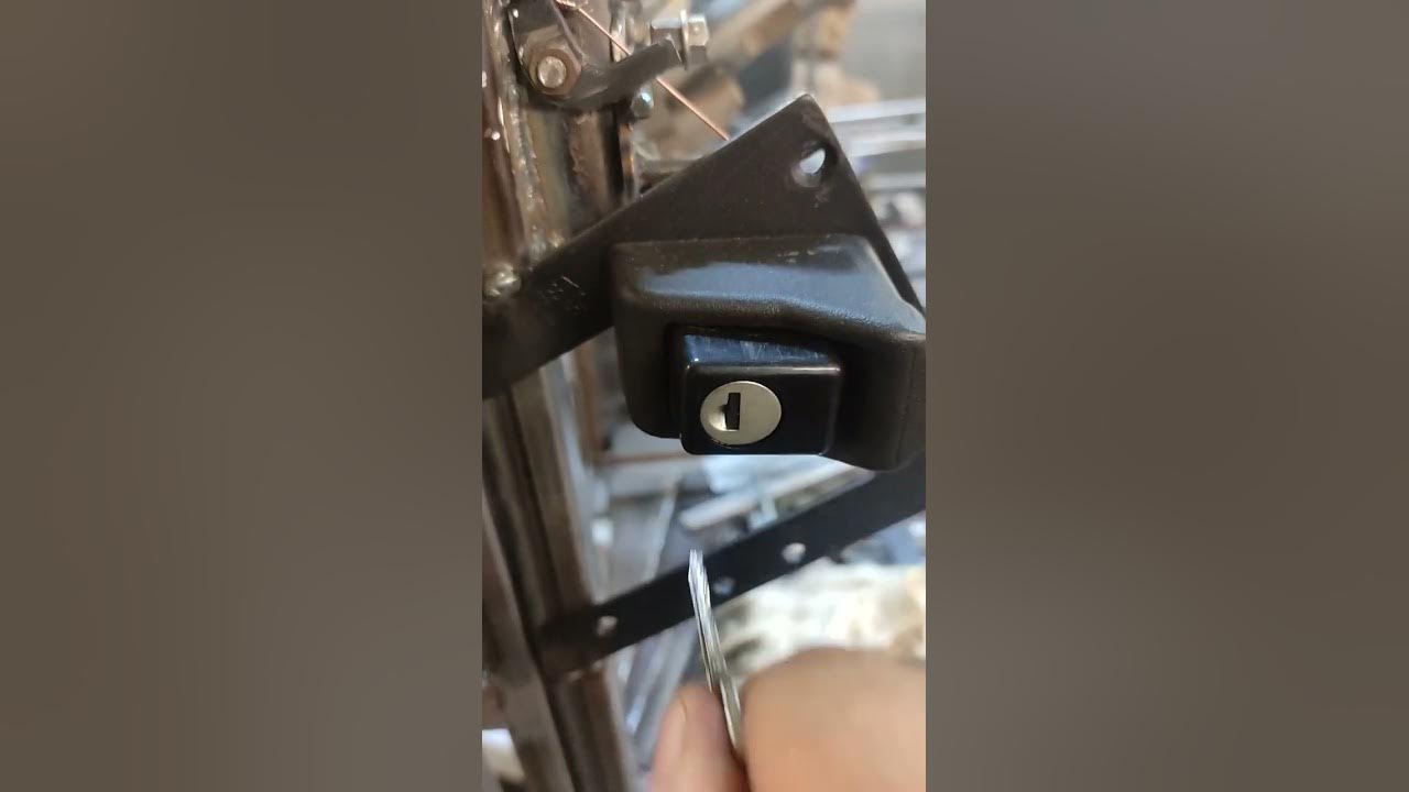 Механизм фиксации двери (замок) - YouTube