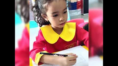 Seronoknya  bermain dengan huruf vokal.🥰