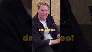 Ein Geweih am Arsch - Meini macht ein Tattooreveal #shorts || Das schaffst du nie!