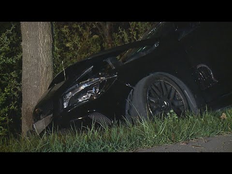 Dörflingen SH: Auto prallt in Baum