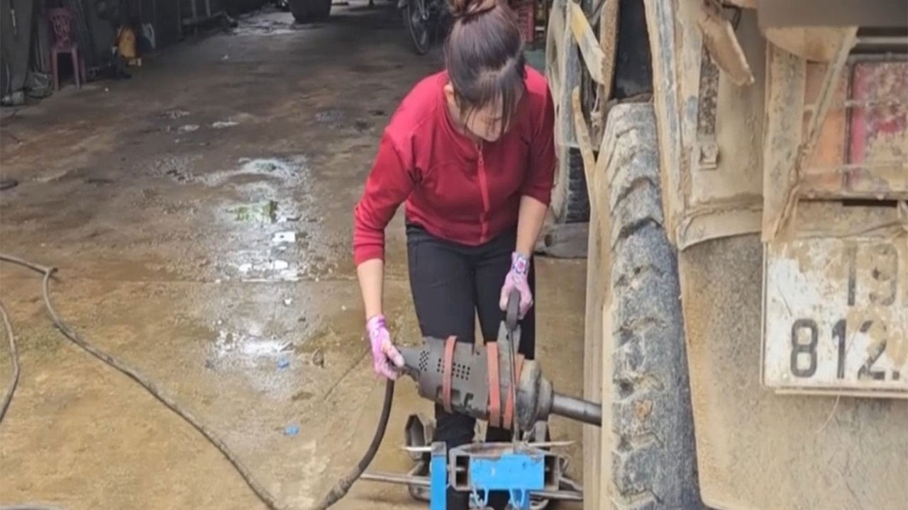 Brave Orphan Girl Working in Tough Conditions | Heart Touching Real Life Story #reel #viral #orphan