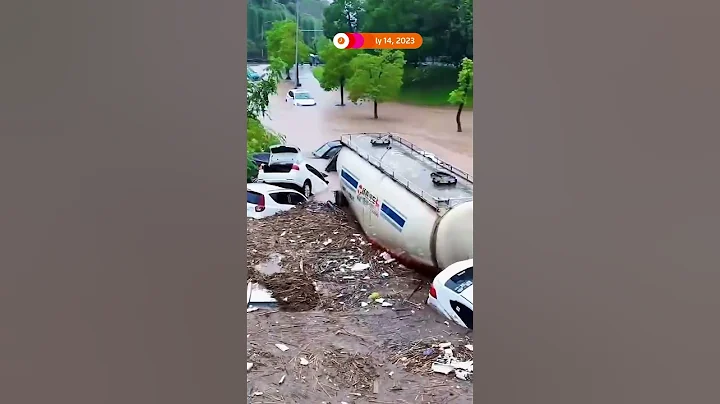 In China, floods create 'waterfall' in Chongqing - DayDayNews