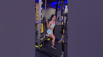 Afundo no smith com step atrás