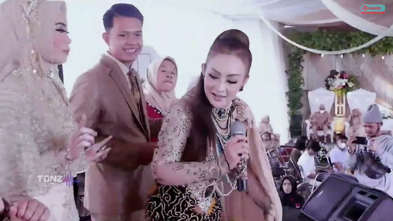 Dewi Azkiya - bajidor Sohor Live Show