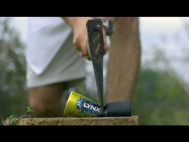 Bild från Slår AXE flaska med yxa - The Slow Mo Guys