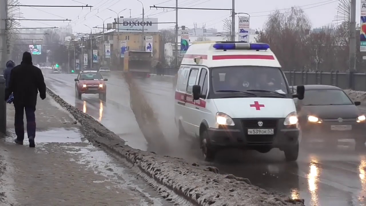 Мчат машины по дороге