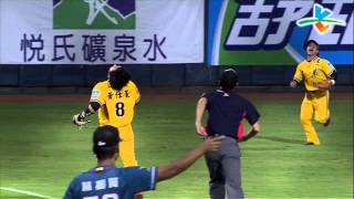 20131001 CPBL 桃猿VS象 9上 簡富智界外飛球漏接失誤