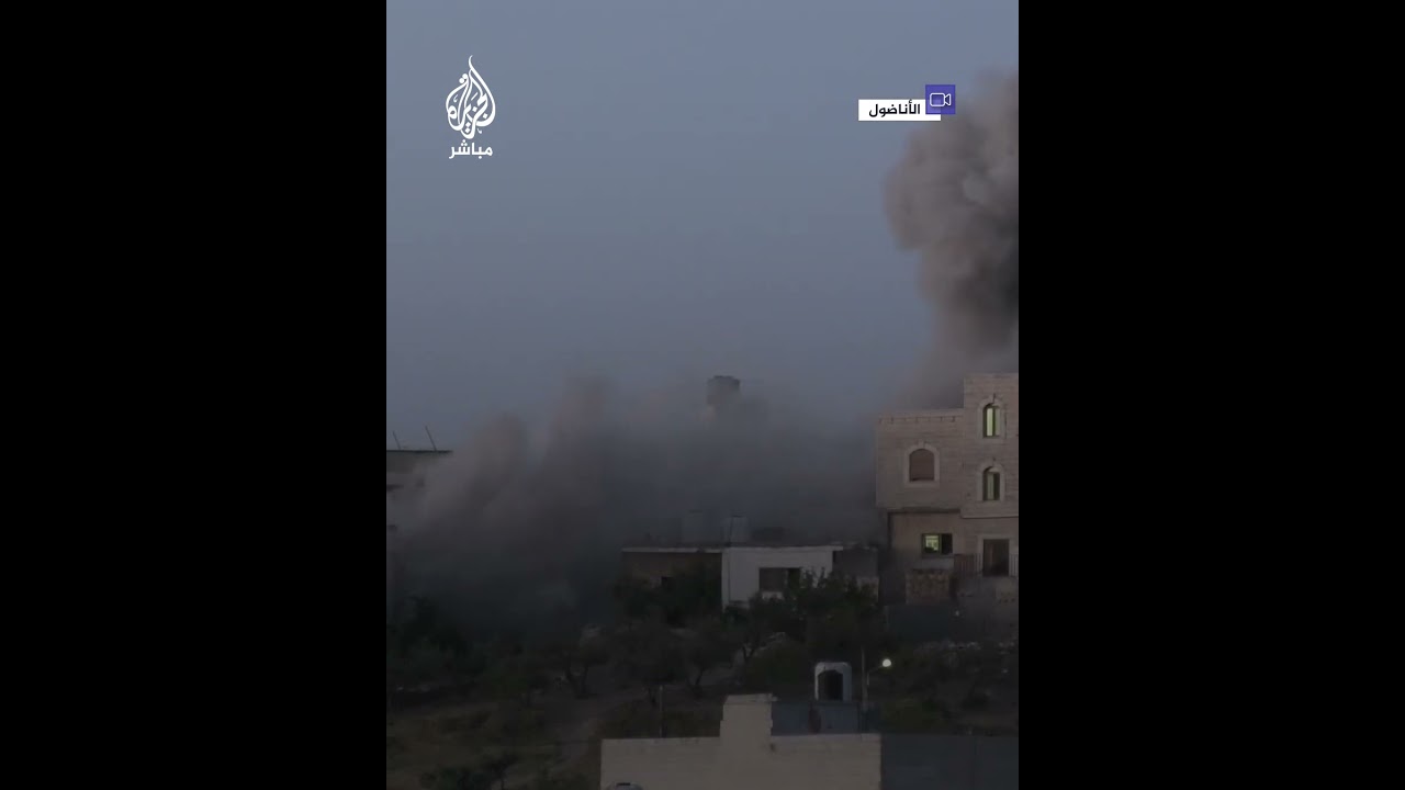 الاحتلال يفـ ـجّر ويهدم منزلي الأسيرين أحمد ومحمود زيدات في بلدة بني نعيم قرب الخليل.
