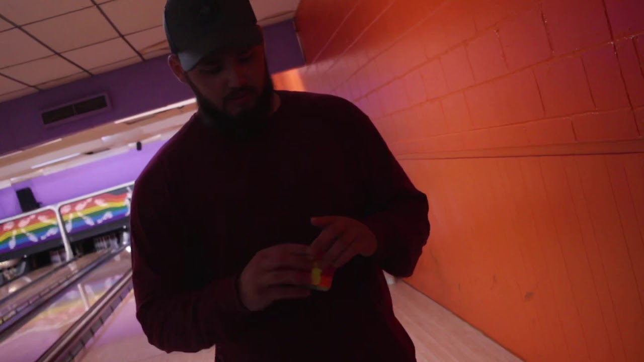 Guy gets a strike behind the back and solves Rubik’s cube