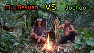 เอาชีวิตรอด สร้างบ้านกลางป่าลึกทึบ หาอาหารล่าสัตว์!!! My Mesuan VS Jochoo