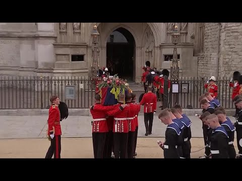 英女王国葬、各国元首含む2000人参列　沿道に群衆　最後の別れ