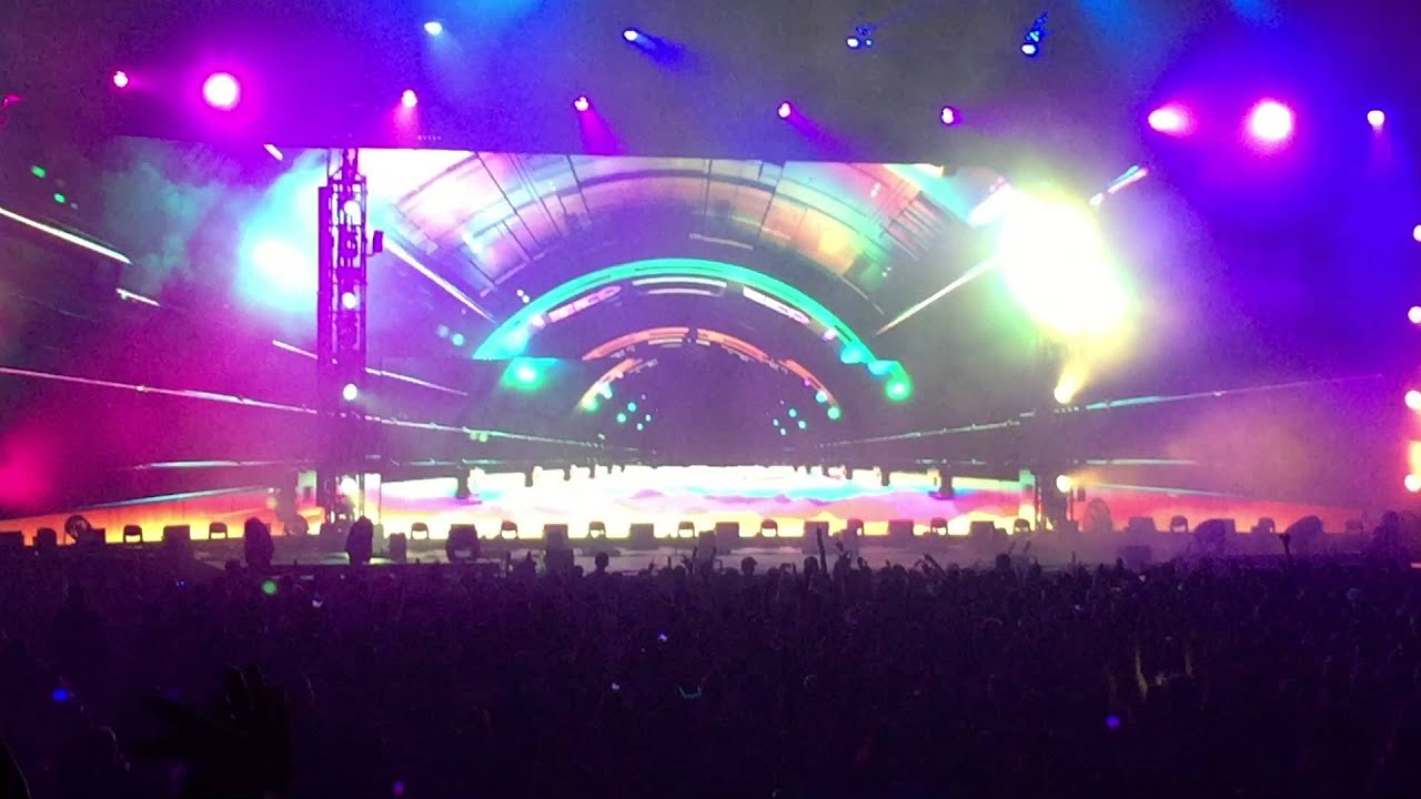 Zedd playing Daft Punk's song, One More Time (Live at MSG)