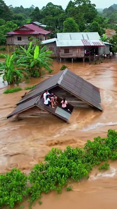Suasana terjebak saat banjir bandang berlumpur melanda#s