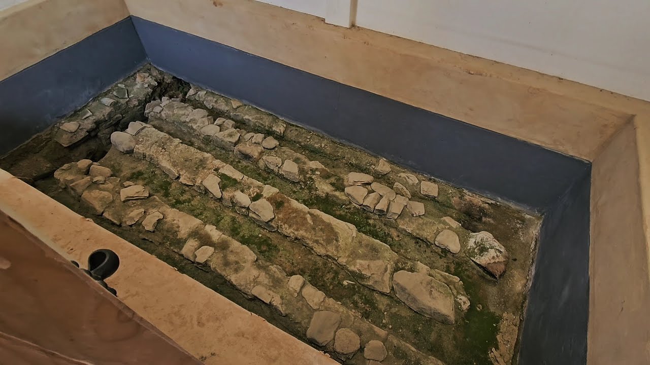 2016~2019년 발굴 조사와 함께 2024년 복원된 화성 행궁 별주 안에 실제 원형 모습 그대로 재현돼 전시되어 있는 온돌 형태의 구들 유구.