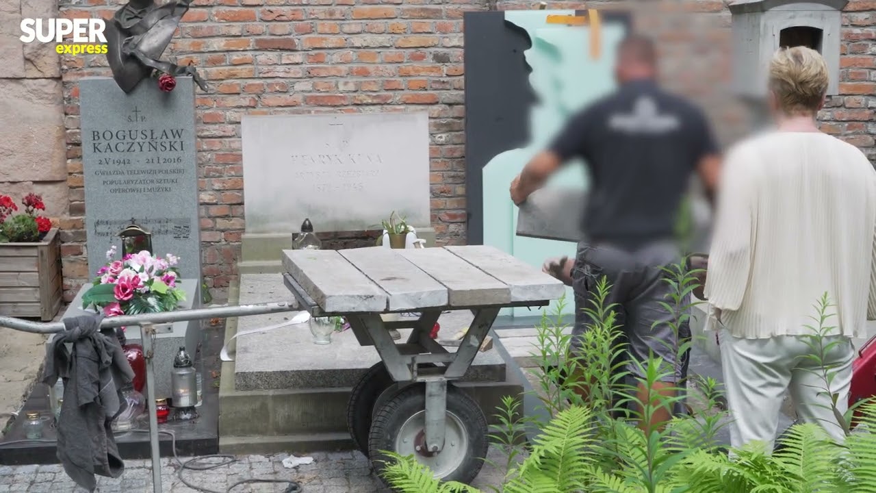 Tak montowali nowy grób Jerzego Połomskiego. Prace na Starych Powązkach l Niezapomniani