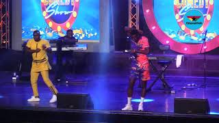 Fan challenges Akpororo to dance contest at Easter Comedy Show 2019