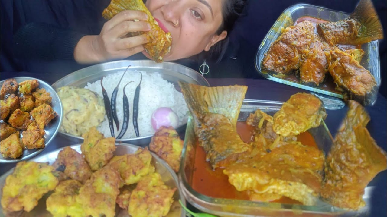 SPICY 🔥BIG FISH🐠 CURRY WITH 🍚RICE, EGG 🥚 PAKODA,ALU VARTA,(পাংগাস মাছের ঝোল)।