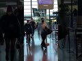 Lisa en el aeropuerto de Niza rumbo a París