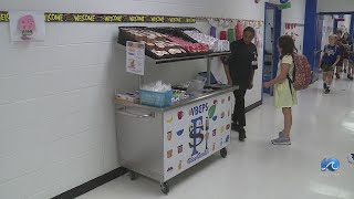 Breakfast carts serve hot breakfast to VB students