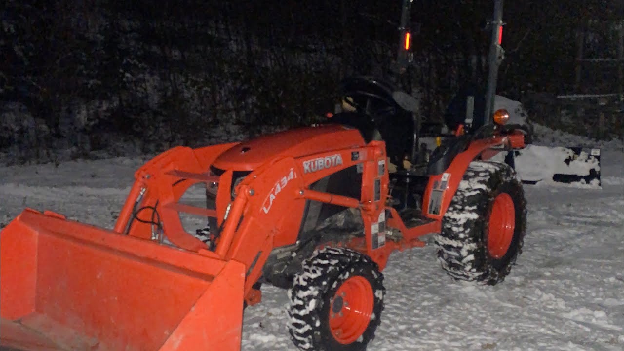 Kubota B2601 Plowing the first snowfall - YouTube