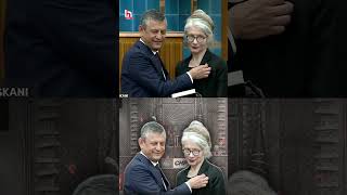 Emine Ülker Tarhan Chpye Geri Döndü Rozetini Özgür Özel Taktı