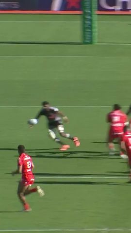 Romain Ntamack with a DOUBLE dummy to score for Stade Toulousain