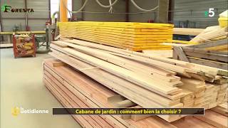 Montage d'un abri de jardin carré dans un jardin et présentation d'autres modèles de cabanes en bois