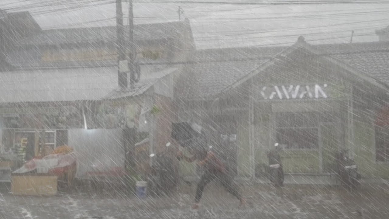 СУПЕР СУМАСШЕДШИЙ ДОЖДЬ! САМЫЙ ЭКСТРЕМАЛЬНЫЙ УРАГАН-МОНСТР ОБРУШИЛСЯ НА ДЕРЕВЕНСКУЮ ЖИЗНЬ В АЗИИ 🥶🥶