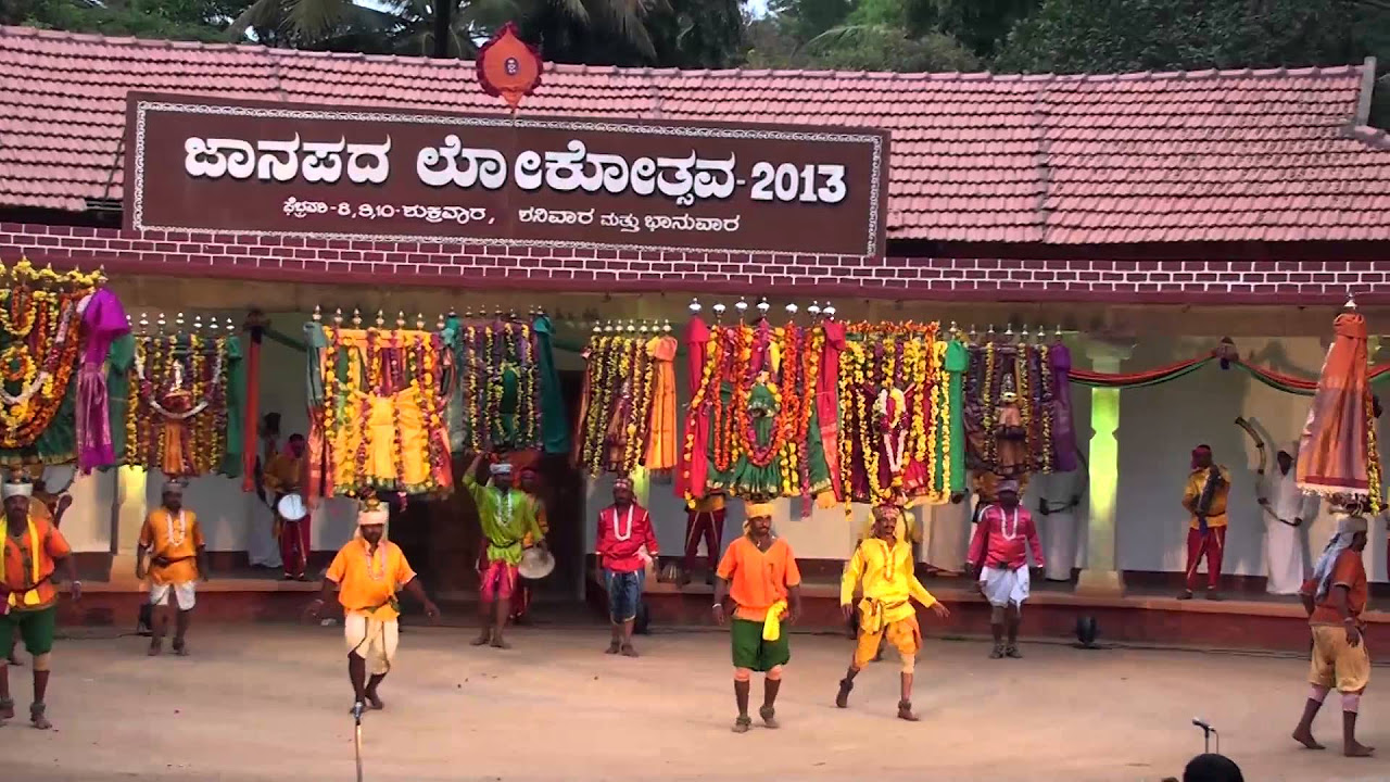 Pooja Kunitha     ritualistic folk dance of Karnataka